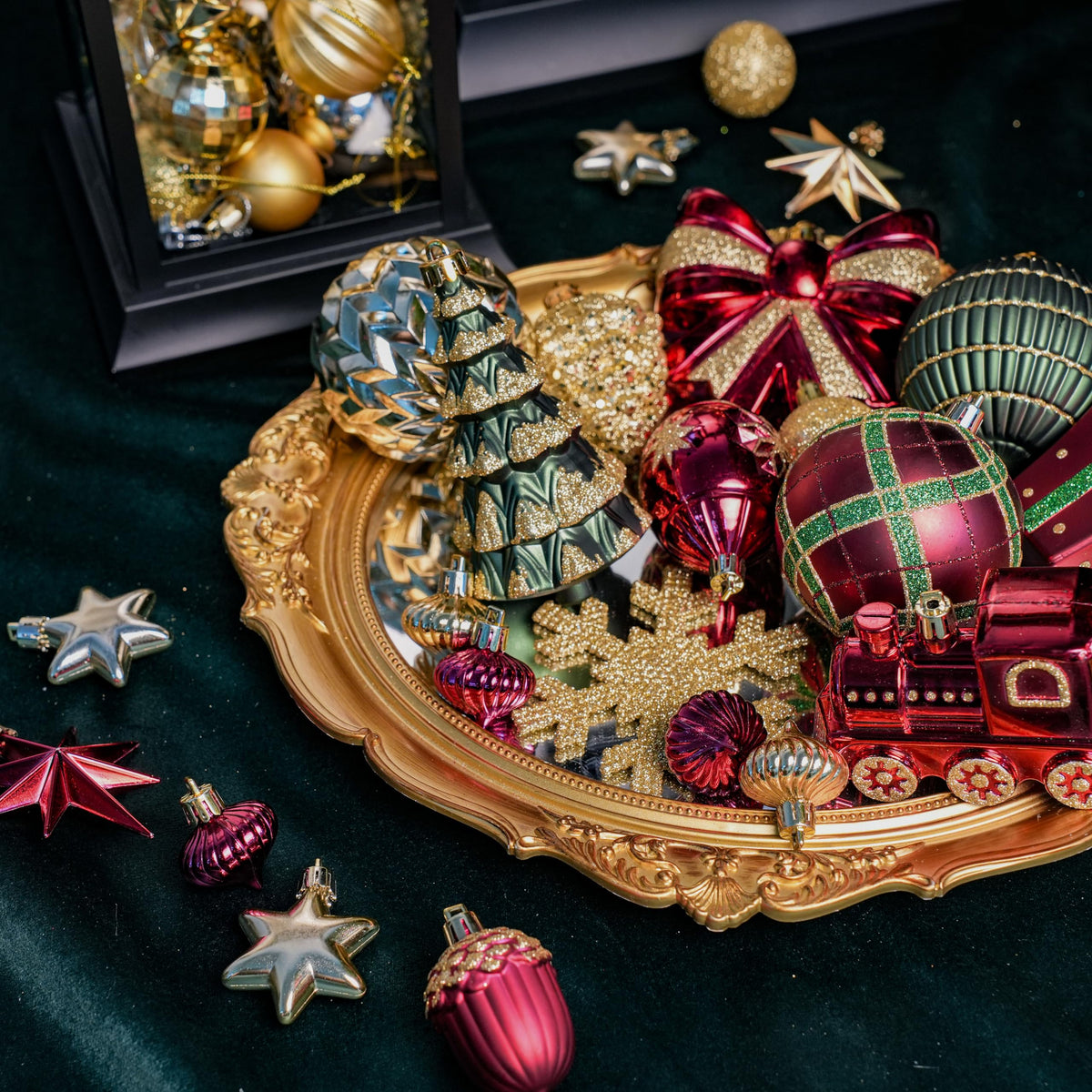 82pcs Gold,Red and Green Christmas Balls Ornaments Set with Hanging Strings - SHareconn