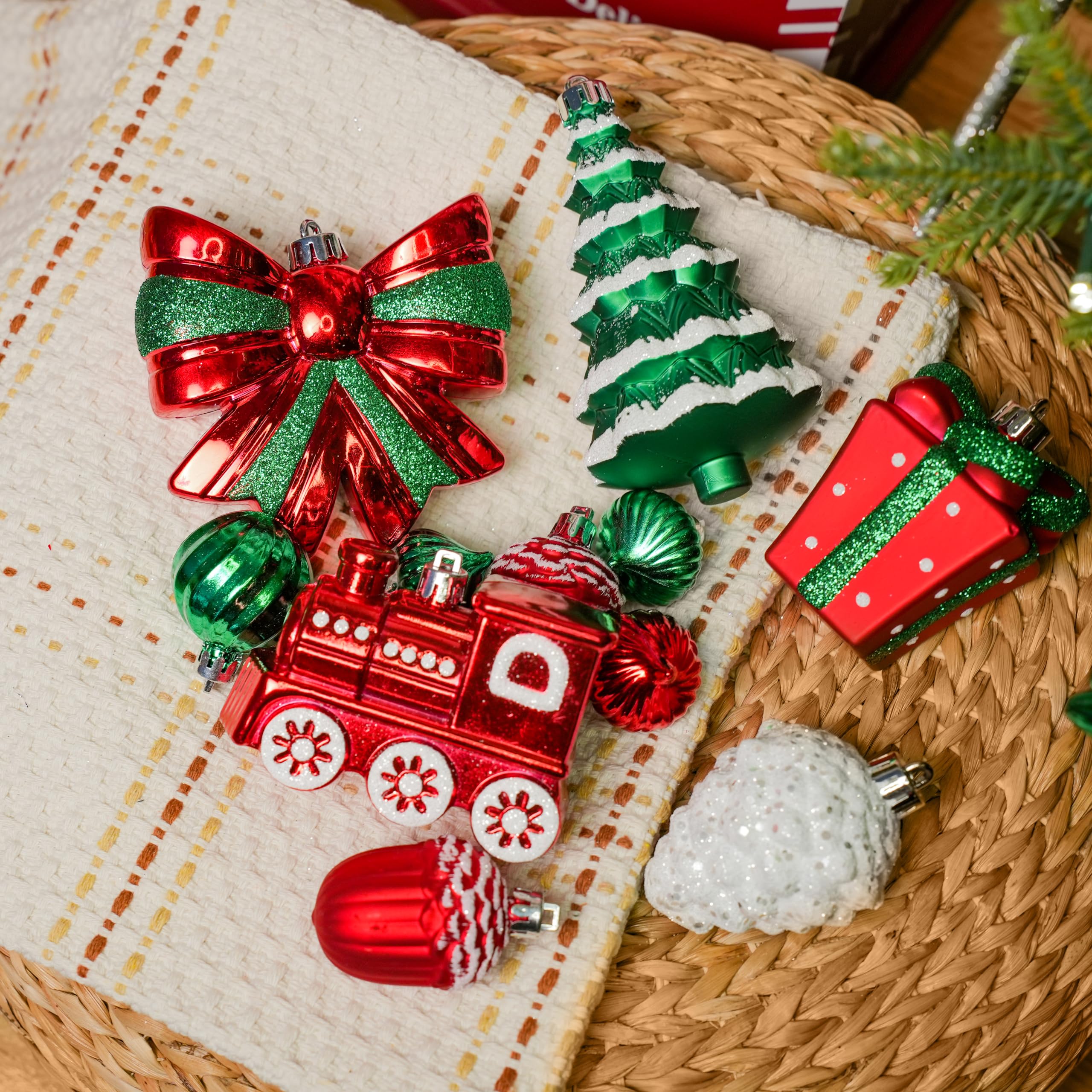 82pcs Red,Green and White Christmas Balls Ornaments Set with Hanging Strings - SHareconn